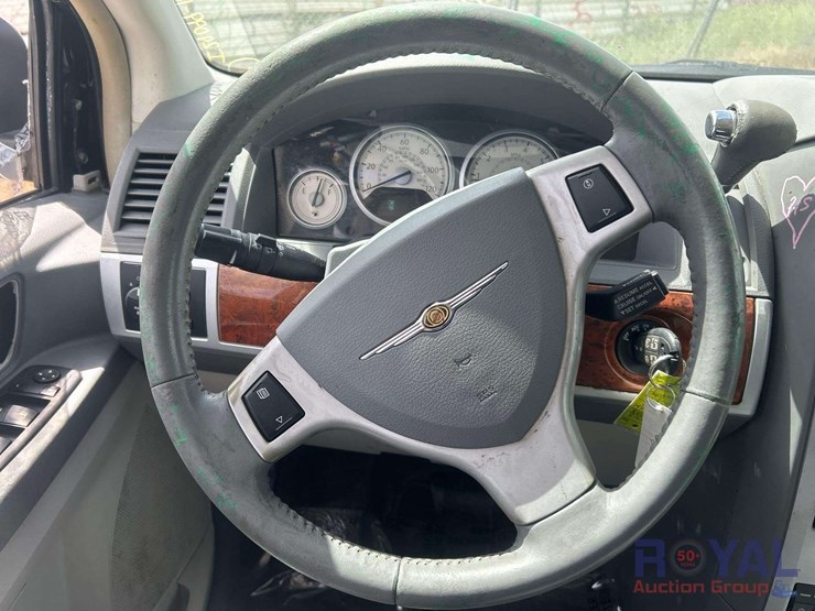 2008-chrysler-town-&-country-image-12