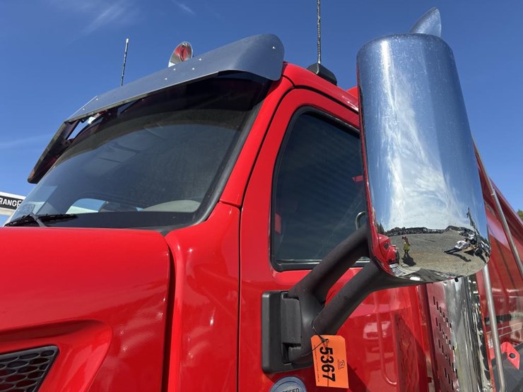 2014-peterbilt-567-image-13