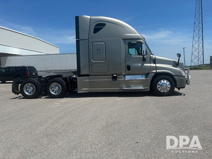 2016-freightliner-cascadia-125-image-4