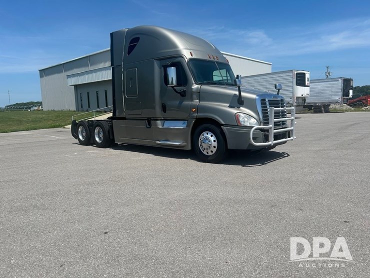 2016-freightliner-cascadia-125-image-3
