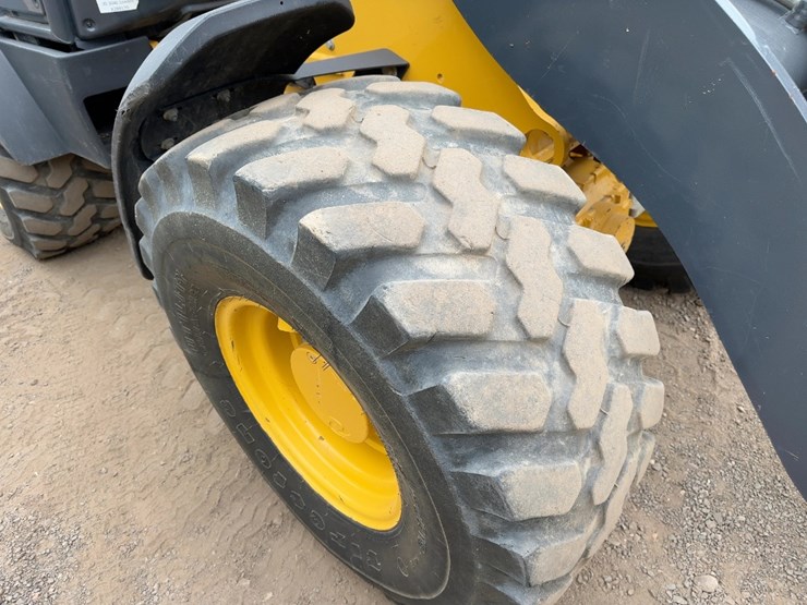 2021-deere-304l-image-13
