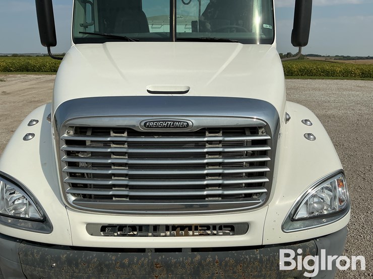 2007-freightliner-columbia-120-image-18