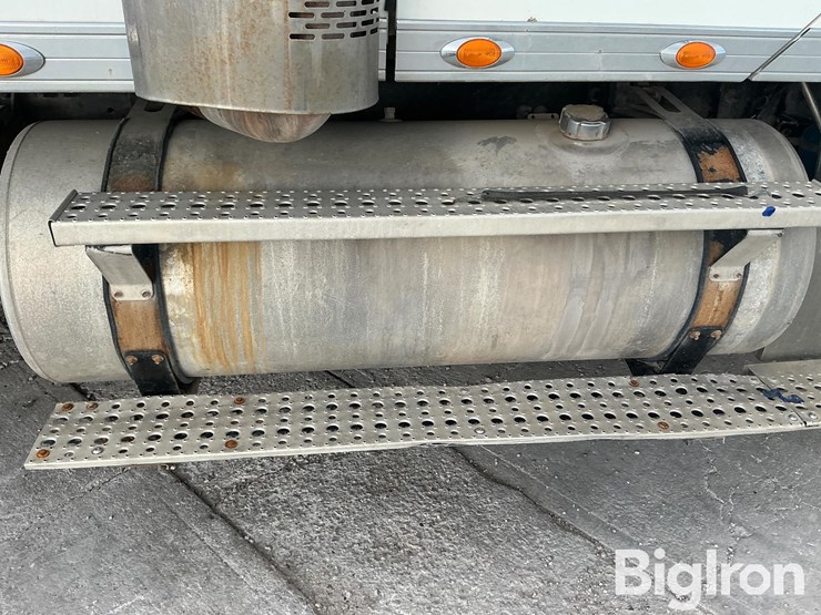 2013-freightliner-coronado-132-image-14