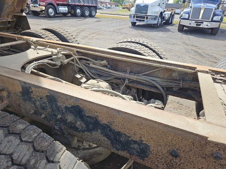 2003-mack-granite-cv713-image-23