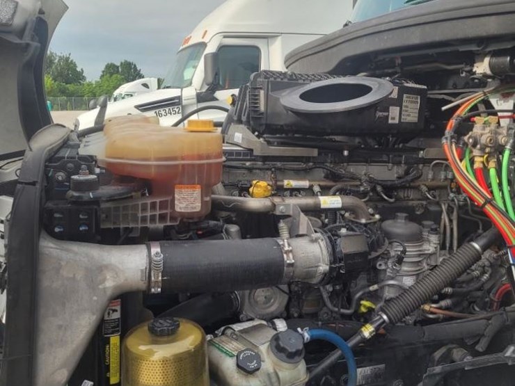 2018-freightliner-cascadia-126-image-10