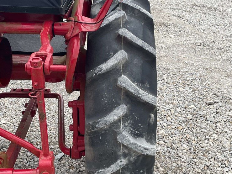 farmall-140-image-39