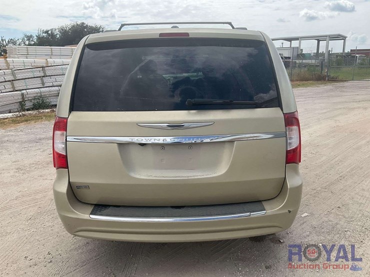 2013-chrysler-town-&-country-image-34