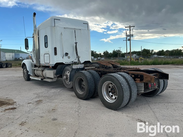 2013-freightliner-coronado-132-image-7