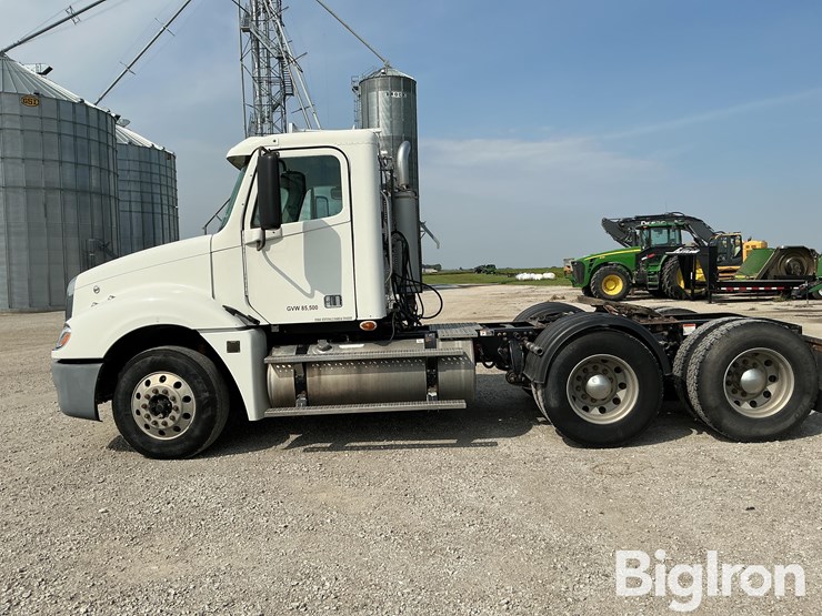 2007-freightliner-columbia-120-image-8