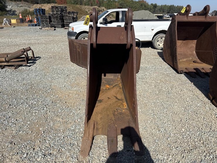 #2538-•-approx-28“-excavator-bucket-image-6
