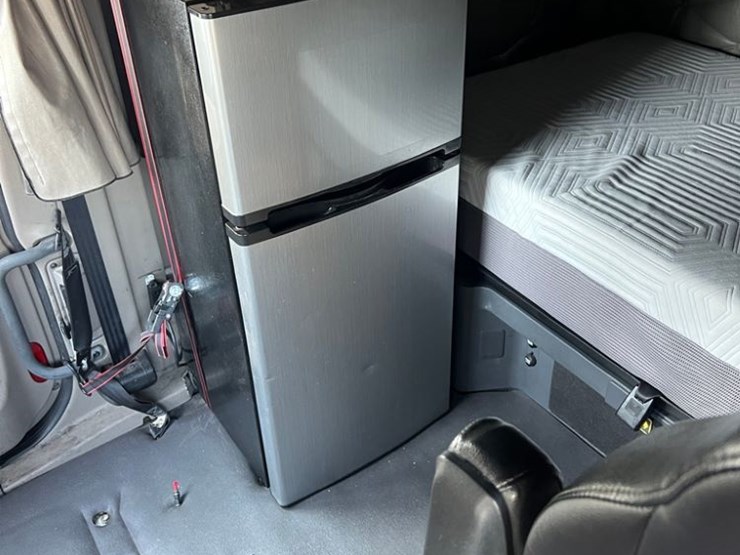 2016-freightliner-tr-125-semi-(ls0419,-unit-884)-image-26