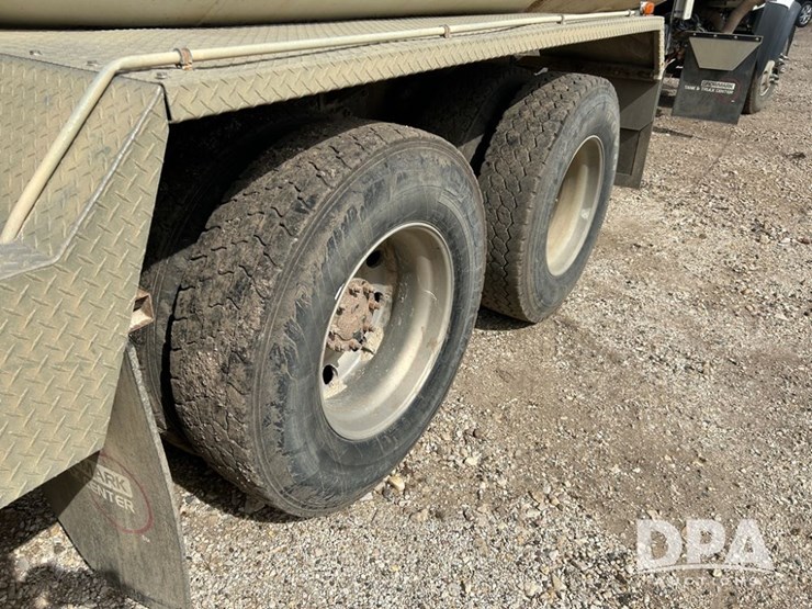 2016-freightliner-108sd-image-24