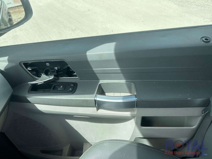 2008-chrysler-town-&-country-image-17