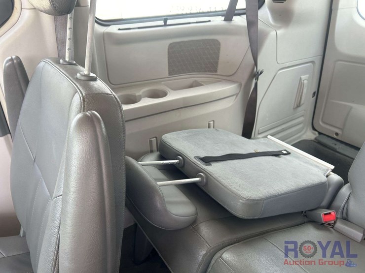 2008-chrysler-town-&-country-image-21