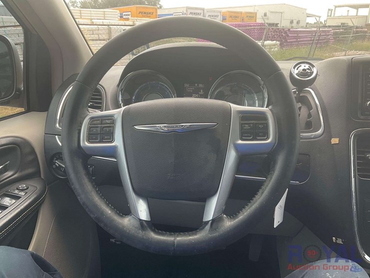 2013-chrysler-town-&-country-image-12