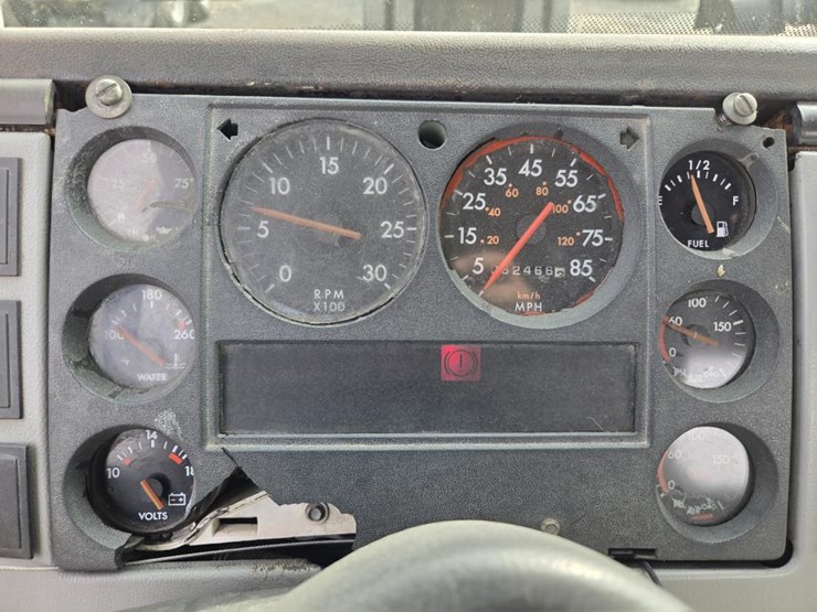 1995-freightliner-fl70-image-50