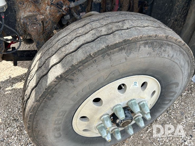 2016-freightliner-108sd-image-16