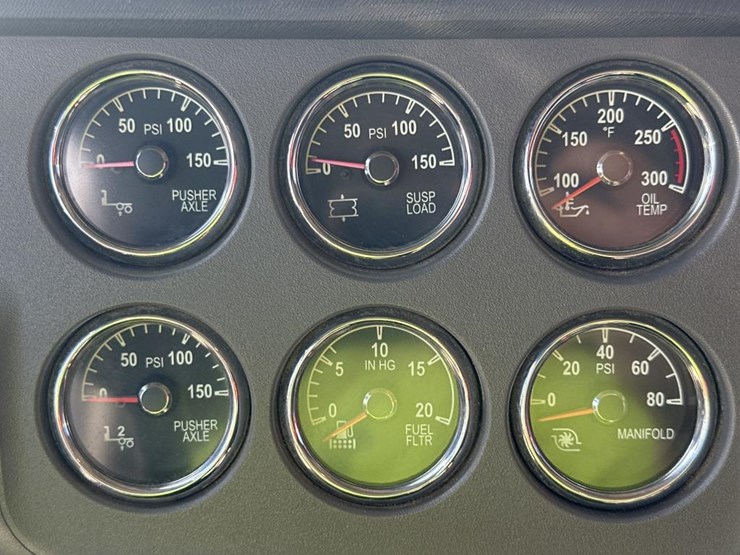 2014-peterbilt-567-image-30