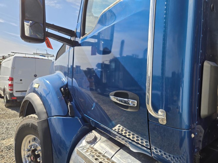 2017-kenworth-t880-image-16