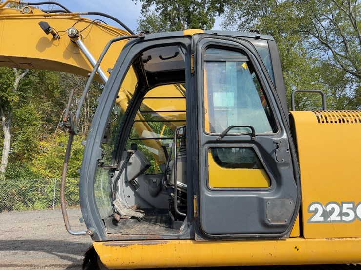 2004-deere-225c-lc-image-35