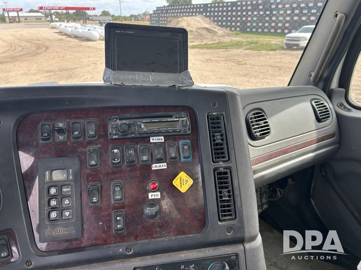 2016-freightliner-108sd-image-43