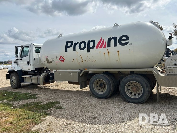 2016-freightliner-108sd-image-6
