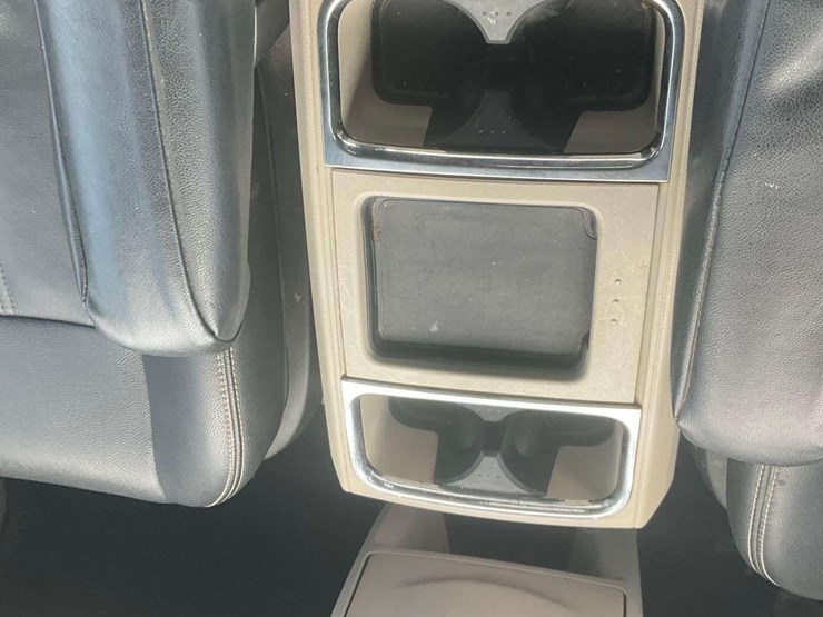 2013-chrysler-town-&-country-image-19