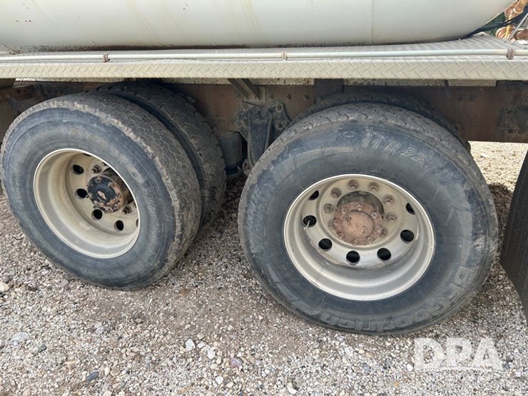 2016-freightliner-108sd-image-23