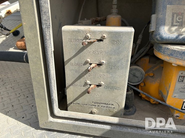 2016-freightliner-108sd-image-11