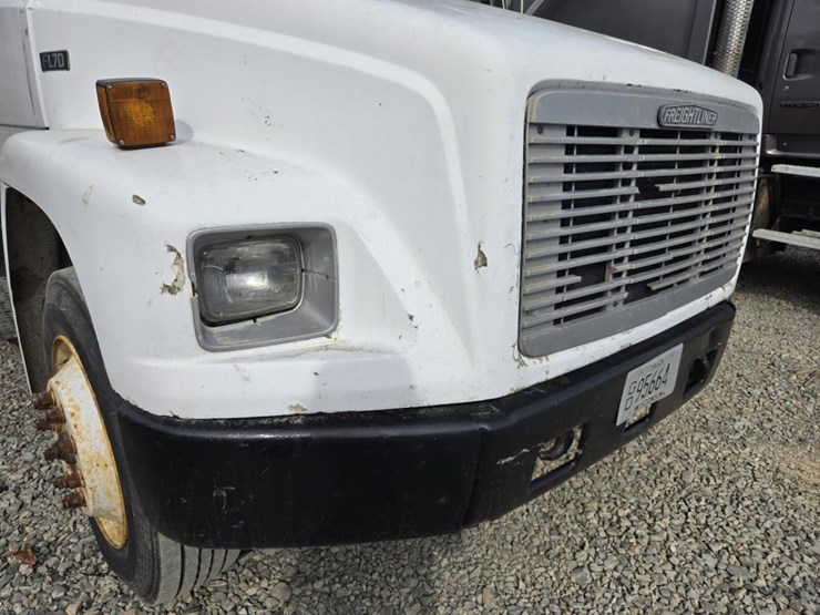 1995-freightliner-fl70-image-9