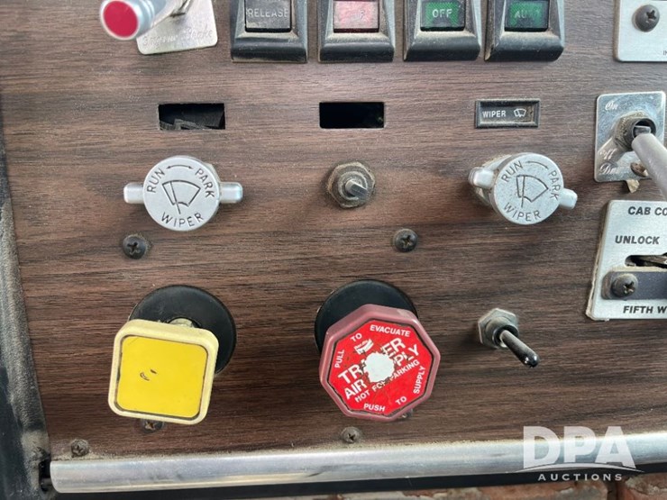 1984-peterbilt-359-image-58
