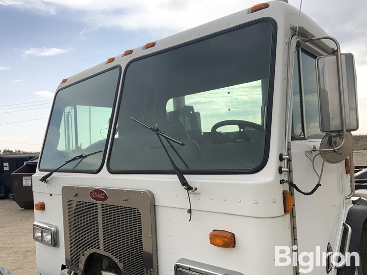 2004-peterbilt-320-image-12