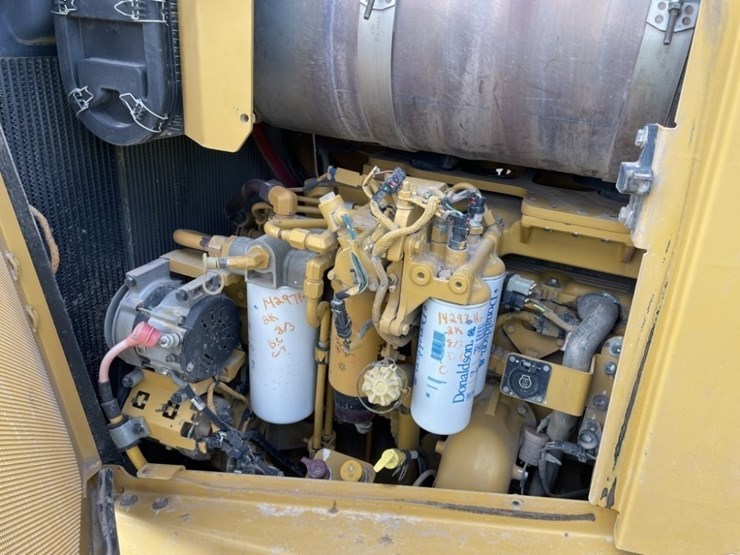 2017-caterpillar-d8t-image-33