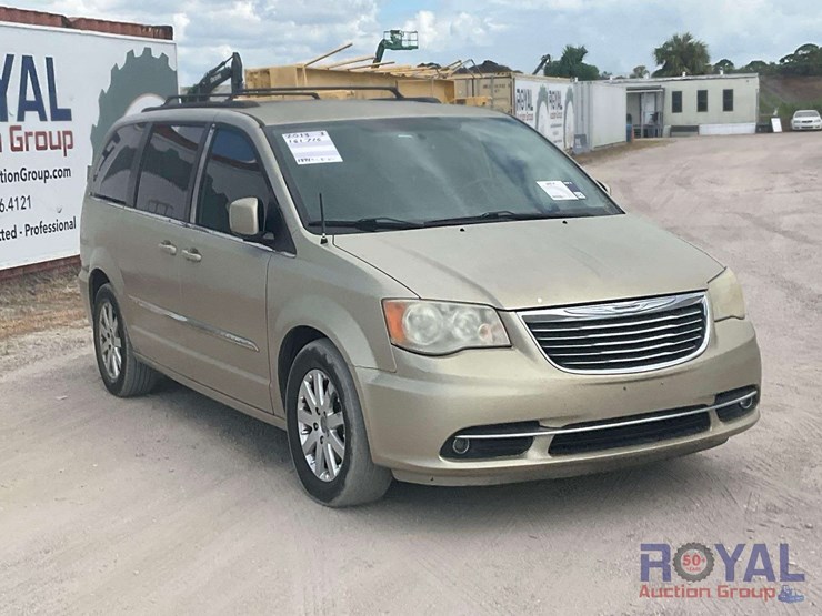 2013-chrysler-town-&-country-image-2