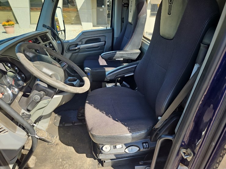 2016-kenworth-t880-image-35