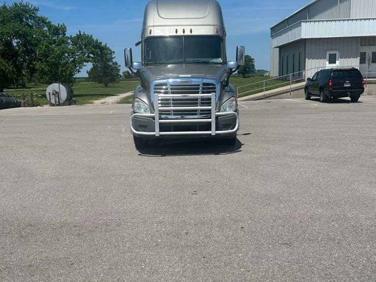 2016-freightliner-cascadia-125-image-2