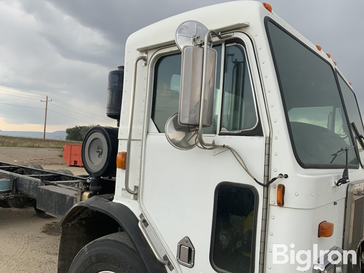 2004-peterbilt-320-image-17