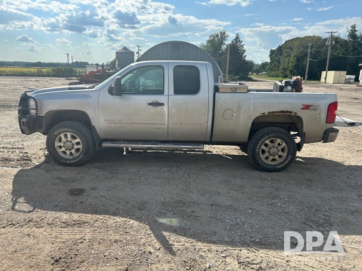 2012-chevrolet-2500hd-image-3