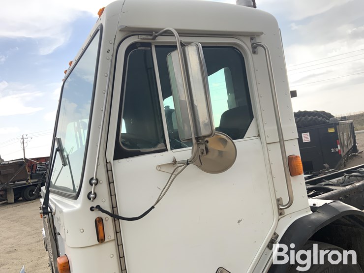 2004-peterbilt-320-image-11