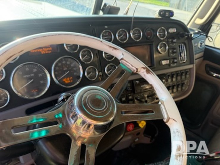 2013-peterbilt-389-truck-(jm627)-image-152
