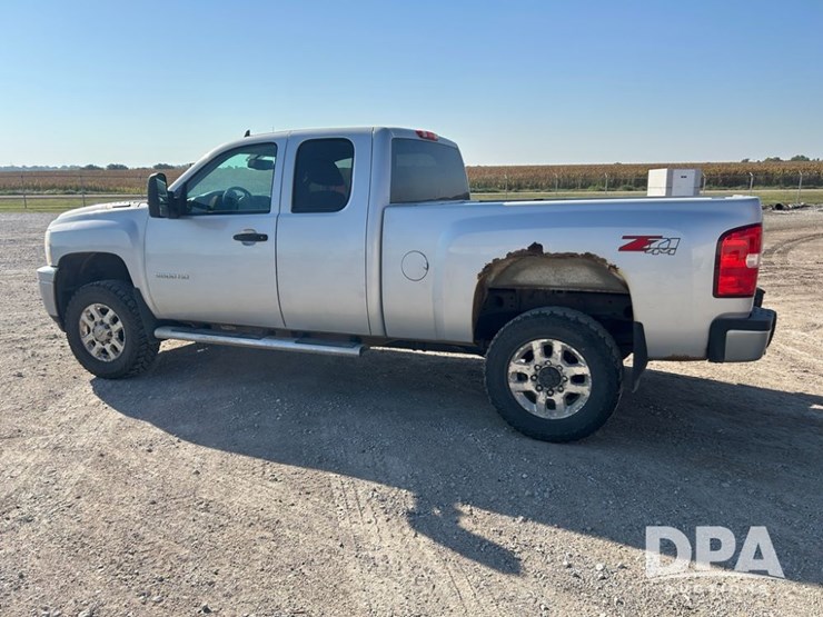 2013-chevrolet-2500hd-image-3