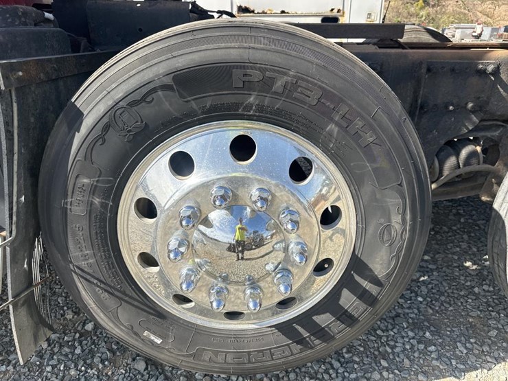 2014-peterbilt-567-image-76