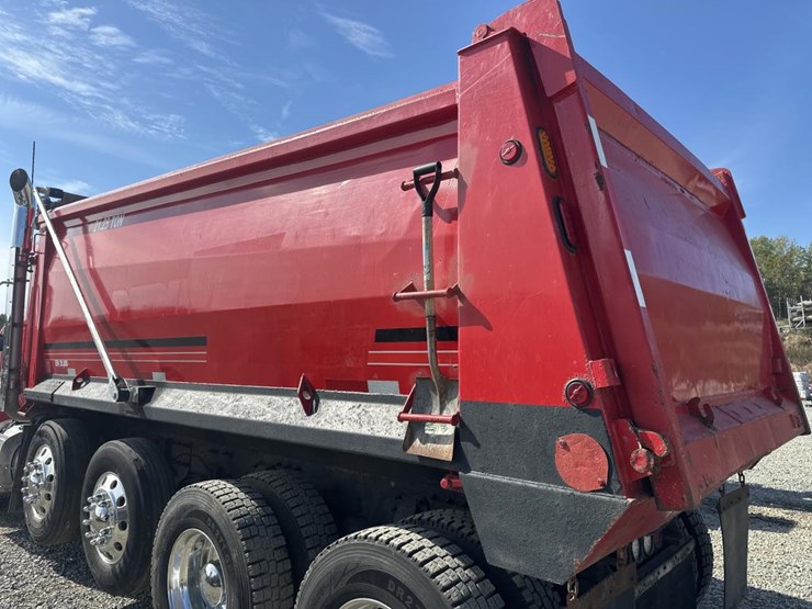 2014-peterbilt-567-image-16
