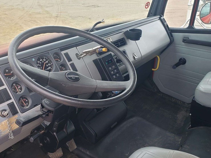 1995-freightliner-fl80-image-11