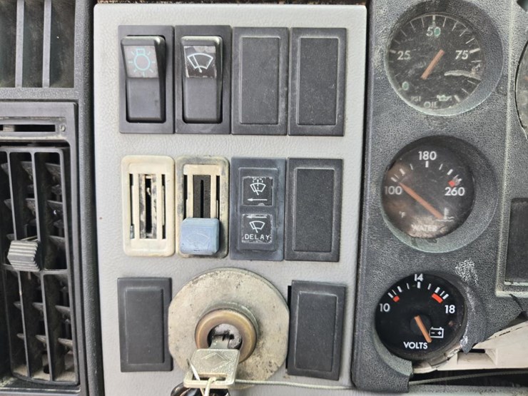 1995-freightliner-fl70-image-52