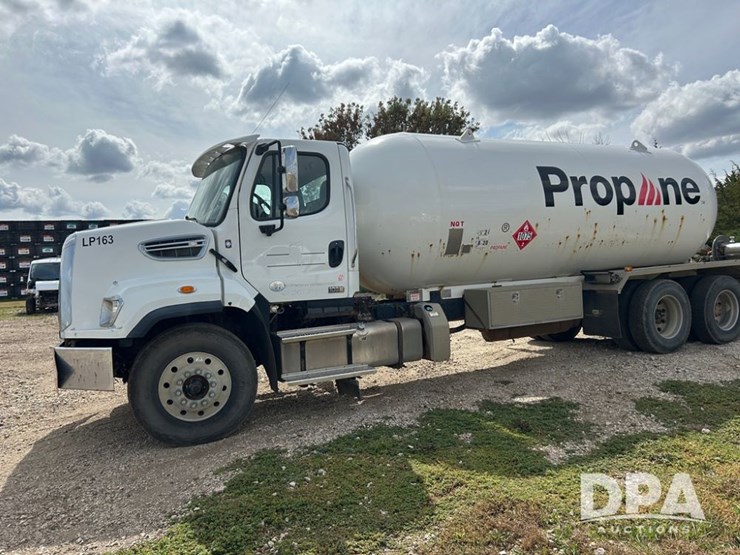 2016-freightliner-108sd-image-2