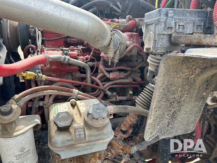 2016-freightliner-108sd-image-35