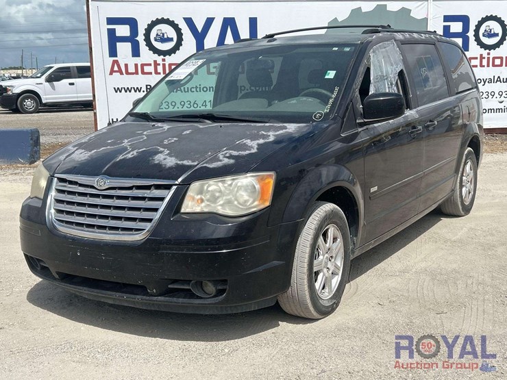 2008-chrysler-town-&-country-image-1