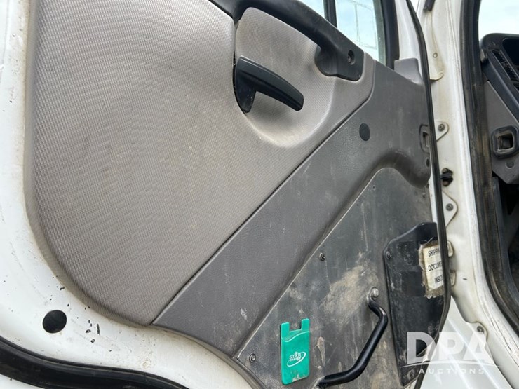 2016-freightliner-108sd-image-38