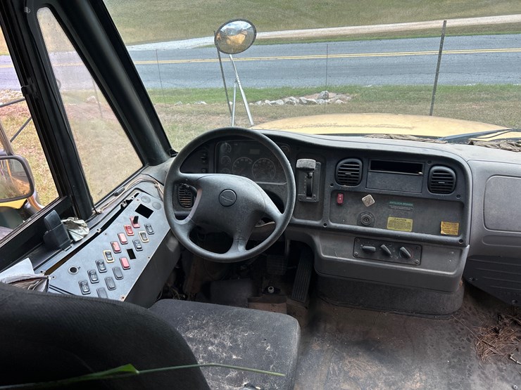 2012-freightliner-b2-image-11